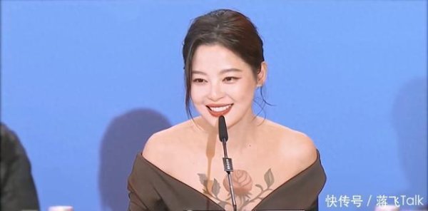 微配资 辛芷蕾胸前好大一朵玫瑰